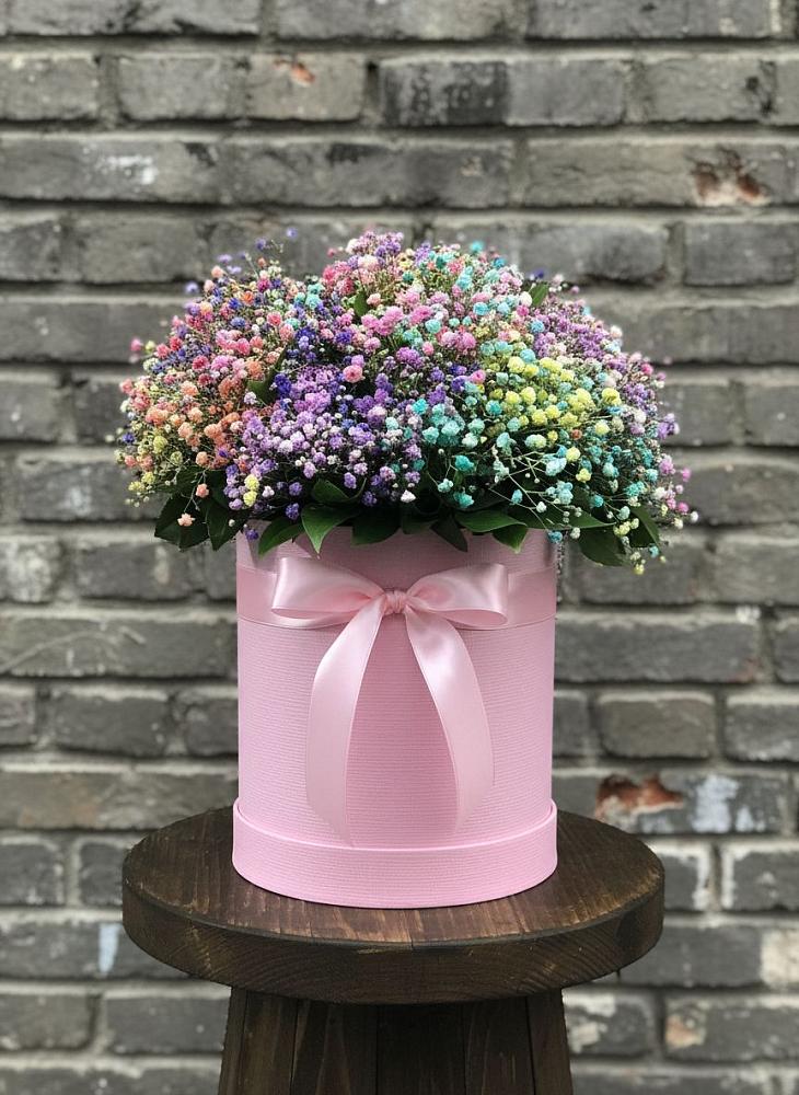 Цветочная композиция из Гипсофила и Розы в шляпной коробке в городе Учалы