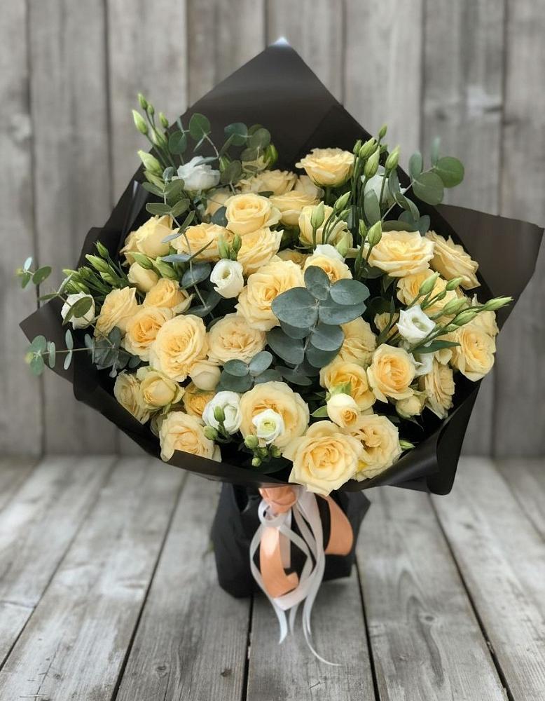 Букет цветов из: Розы и Лизиантусы в городе Учалы