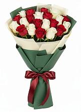 Букет Микс из красных и белых роз в городе Учалы