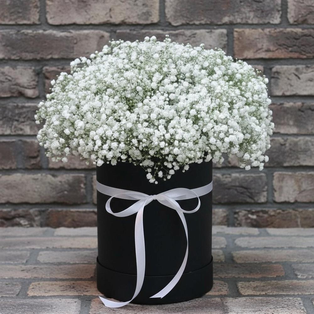 Цветочная композиция из Гипсофила в шляпной коробке в городе Учалы