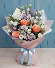 Букет цветов из:  Лизиантусы, Розы, Альстромерии и Гипсофила в городе Учалы