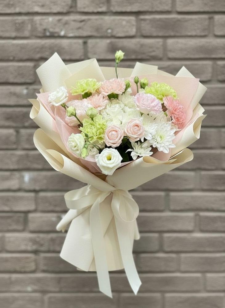 Букет цветов из: Гвоздики, Розы, Лизиантусы и Хризантемы в городе Учалы