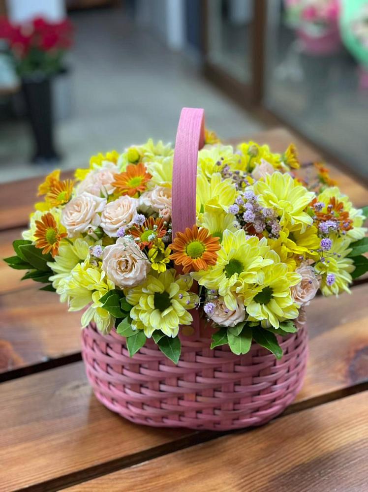Цветочная композиция из Хризантемы и Розы в корзине в городе Учалы