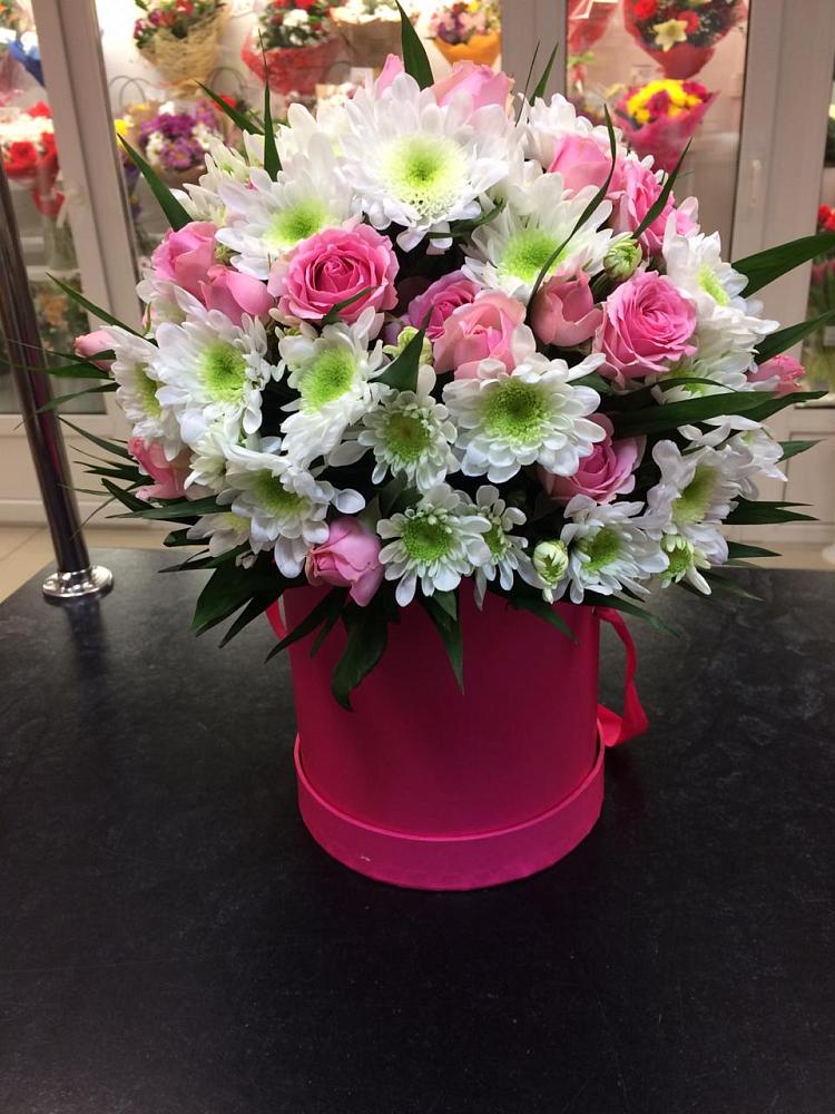 Цветочная композиция из Розы и Хризантемы в шляпной коробке в городе Учалы