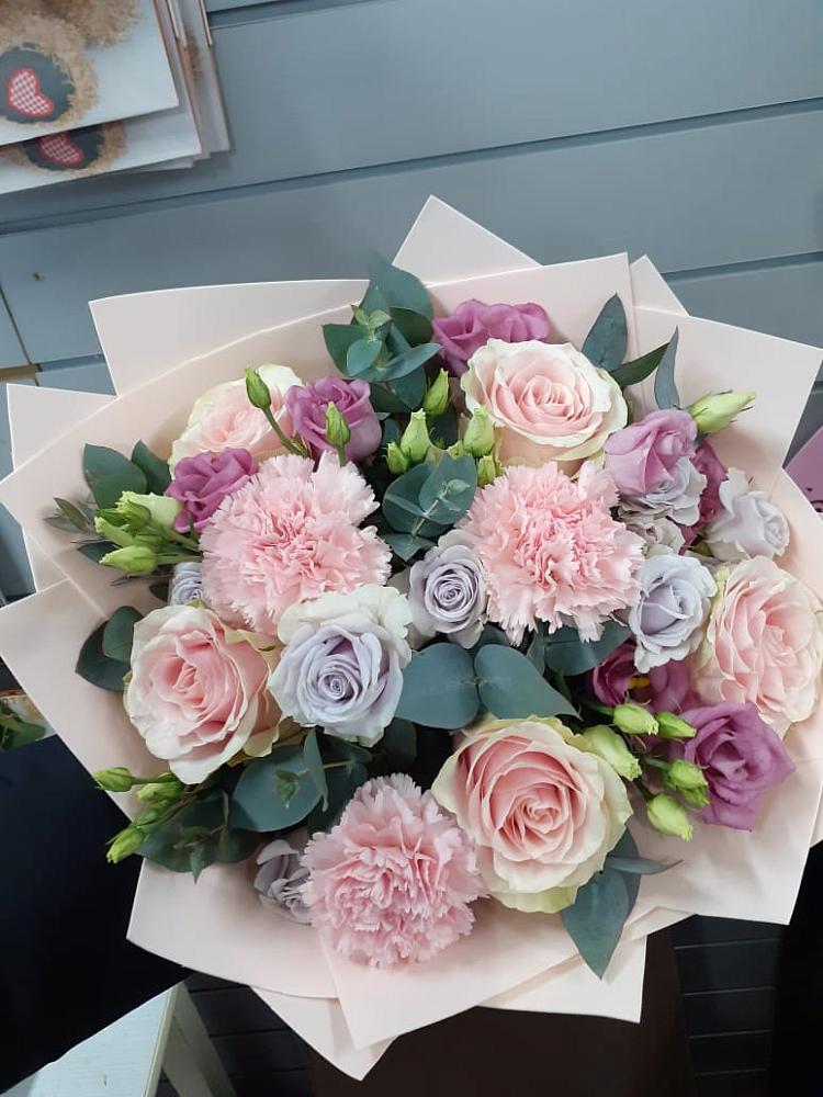 Букет цветов из: Розы, Гвоздики и Лизиантусы в городе Учалы