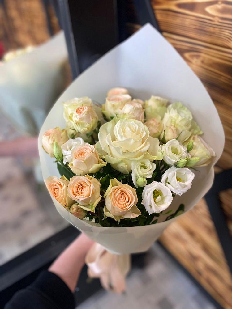 Букет цветов из: Розы и Лизиантусы в городе Учалы